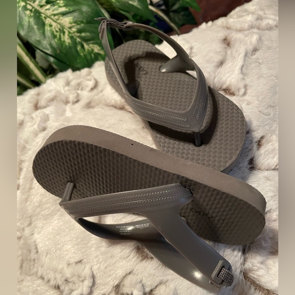 Old Navy Grey Toddler boy/girl Thong
Flip Flops with elastic pull on back strap